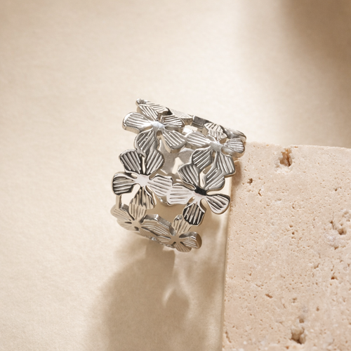 Délicate et élégante, cette bague fleur en acier inoxydable argenté séduit par son motif fleur ajouré, à la fois raffiné et intemporel. Son design léger laisse passer la lumière et apporte une touche de féminité subtile à votre main.
