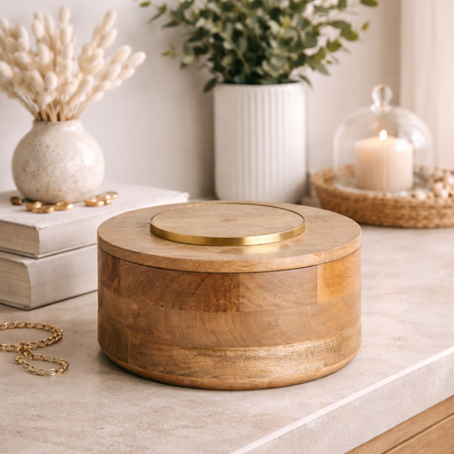 À la fois pratique et esthétique, cette boîte ronde décorative en bois de manguier séduit par son charme naturel et son design authentique. Le bois de manguier, reconnu pour sa robustesse et ses veines uniques, apporte une touche chaleureuse et élégante à votre intérieur.