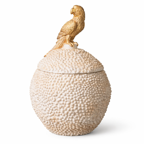 Chic et originale, cette boîte ronde blanche ornée d’un perroquet doré est un véritable objet décoratif qui attire tous les regards. Son contraste élégant entre le blanc lumineux et la finition dorée apporte une touche exotique et raffinée à votre intérieur.