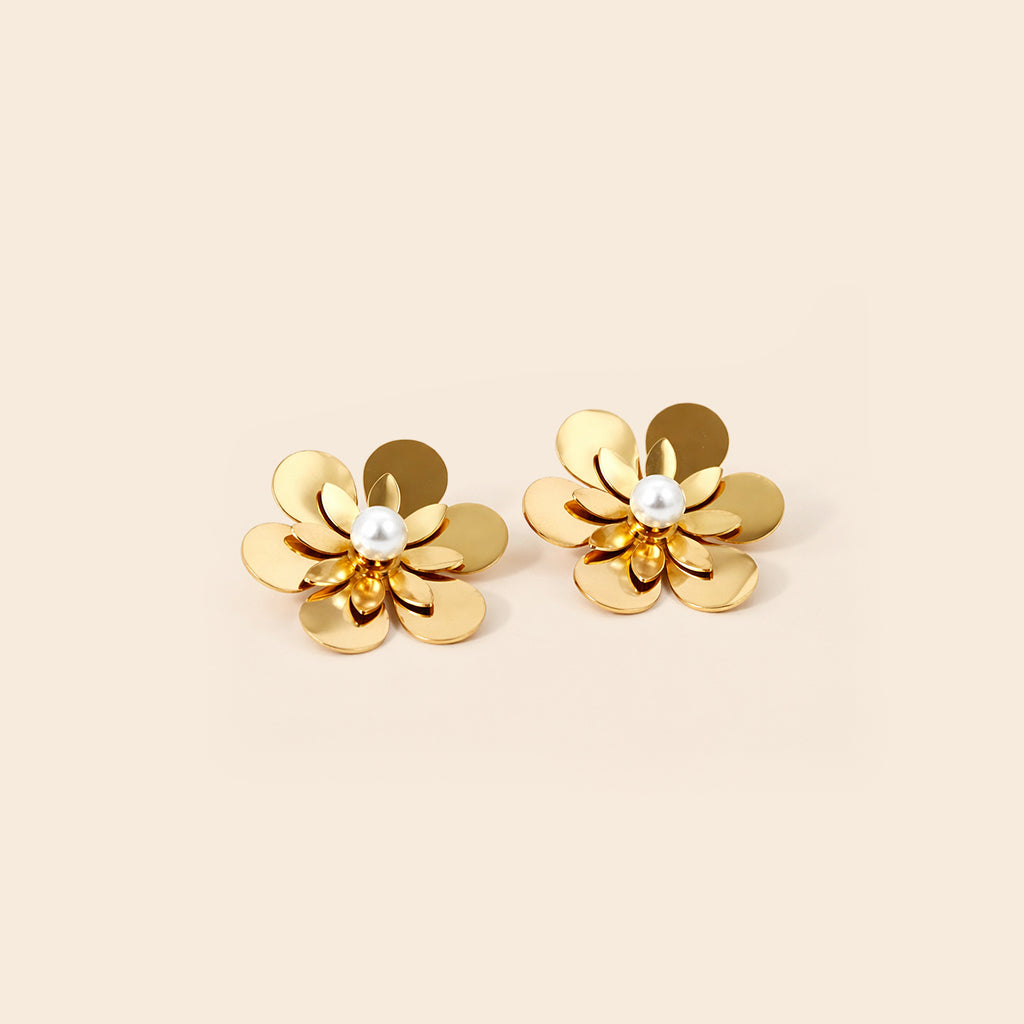 Boucles d'oreilles clous dorées fleur et perle blanche