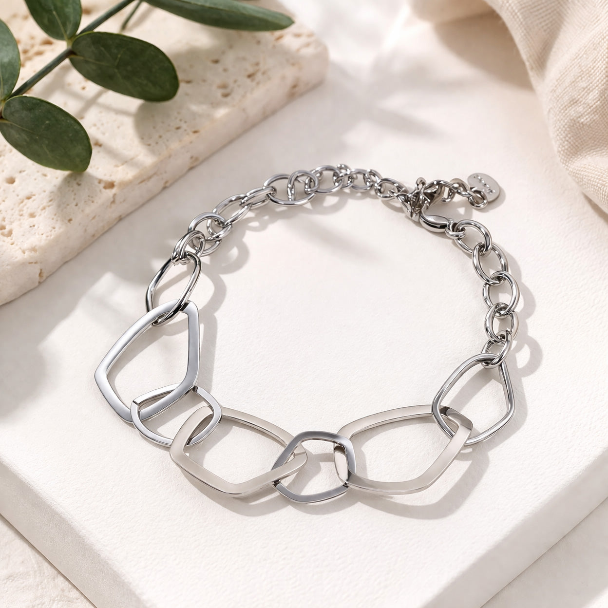 Bracelet chaîne argentée anneaux irréguliers