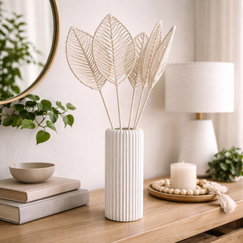 Apportez une touche bohème et naturelle à votre intérieur avec ces feuilles décoratives en macramé. Réalisées en coton, elles se distinguent par leur travail artisanal et leurs fibres délicatement nouées, créant un rendu à la fois doux, élégant et tendance.