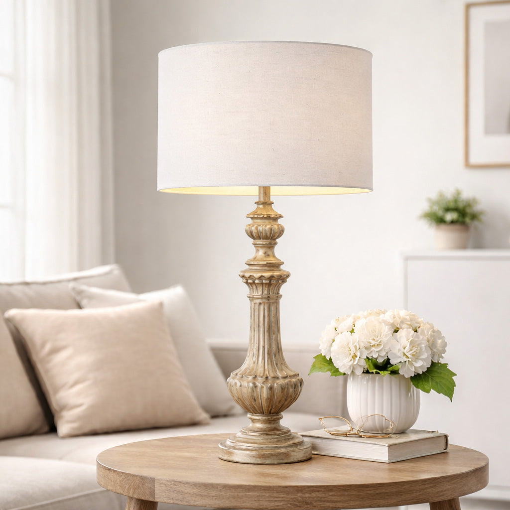 Élégante et intemporelle, cette lampe de table séduit par son pied en bois sculpté et son abat-jour crème, qui diffusent une lumière douce et chaleureuse. Son design raffiné s’intègre parfaitement dans un intérieur classique, bohème chic ou campagne élégante.