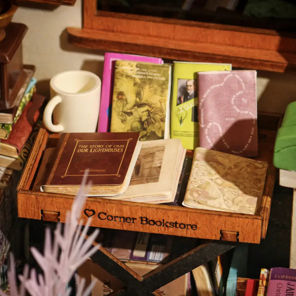 Créative et pleine de charme, la librairie d’angle DIY Robotime est une maquette miniature à assembler soi-même, conçue pour s’intégrer parfaitement dans un angle de bibliothèque ou d’étagère. Véritable objet décoratif, elle crée l’illusion d’un petit univers caché entre vos livres.