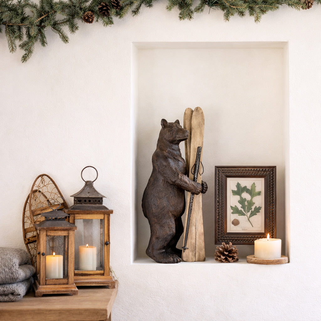 Plein de charme et d’originalité, cet ours brun décoratif en résine portant ses skis apporte une touche chaleureuse et ludique à votre décoration. Avec son allure sympathique et son esprit montagne, il évoque l’univers des chalets alpins et des ambiances hivernales cosy.