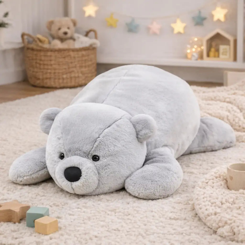 Avec son toucher ultra doux et son design rassurant, cette peluche ours gris devient rapidement un compagnon idéal pour les enfants. Son format généreux permet de l’utiliser aussi bien comme peluche câlin que comme élément décoratif dans une chambre d’enfant.