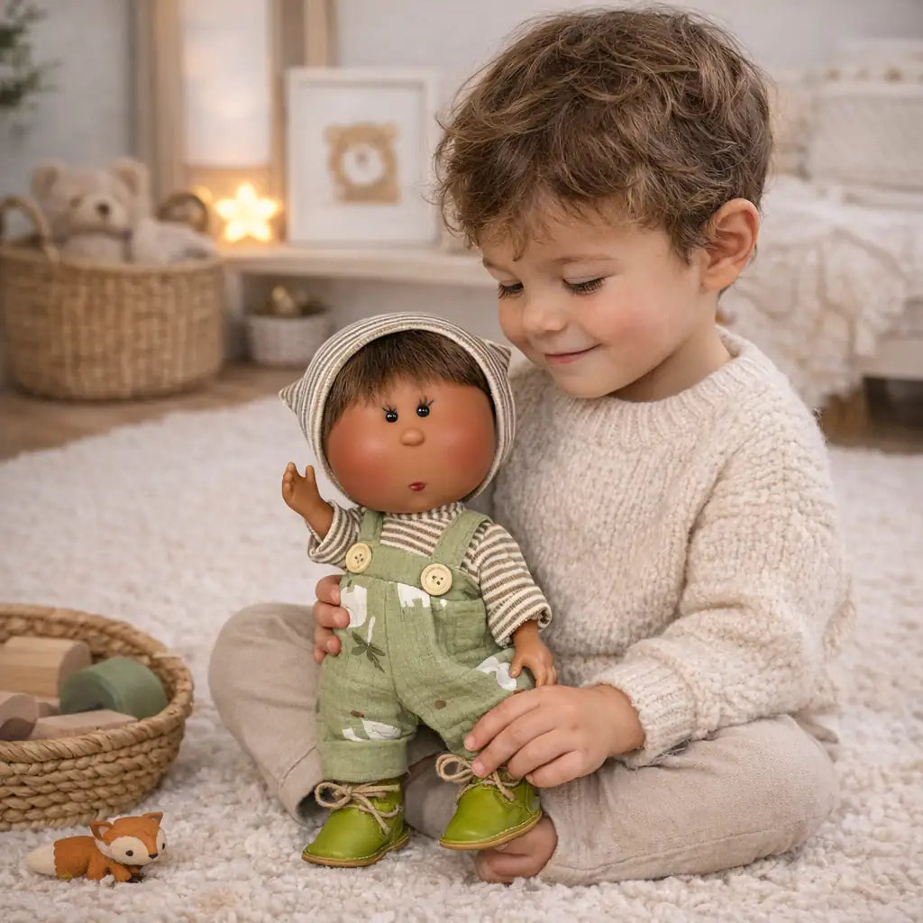 Tendre et réaliste, la poupée Mio de la marque Nines d’Onil est un adorable compagnon de jeu qui invite les enfants à développer leur imagination et leur sens de l’empathie. Avec son visage expressif et ses finitions soignées, Mio séduit par son naturel et sa douceur.