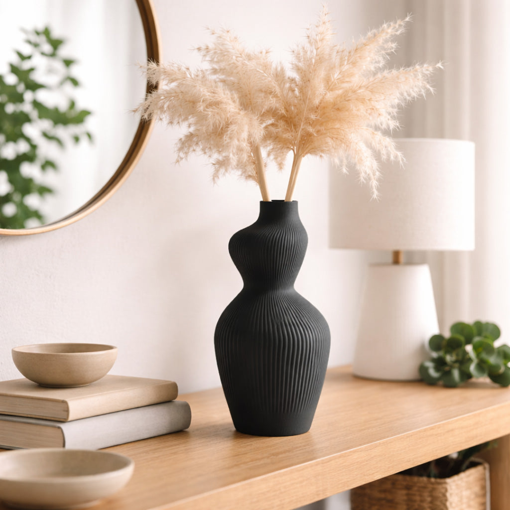 Graphique et audacieux, le vase Woman noir de Copo Design est une véritable pièce décorative qui célèbre la féminité à travers un design sculptural et contemporain. Sa silhouette inspirée du corps féminin et son coloris noir profond en font un objet fort, à la fois élégant et moderne.